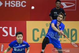 Tontowi Ahmad Gantung Raket