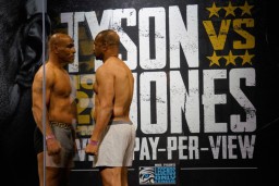 Mike Tyson vs Roy Jones Jr Berakhir Imbang
