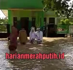 Sepasang Mempelai Terobos Banjir demi Ijab Kabul di KUA Benjeng