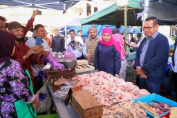 Gubernur Khofifah Pantau Harga Bapok di Pasar Among Tani Kota Batu, Pastikan Stok Aman