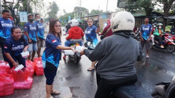 Komunitas Kombi Bringkang Bagikan 300 Takjil Gratis