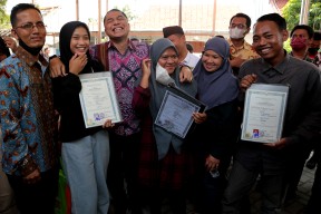Pemkot-Baznas Surabaya Tebus Ijazah dan Bayar Tunggakan Biaya Sekolah