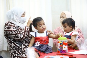 Gubernur Khofifah Lepas Kepulangan Kembar Siam Annaya-Innaya