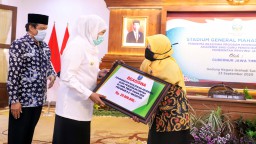 Gubernur Jawa Timur Salurkan Beasiswa Bagi 850 Guru Madrasah Diniyah