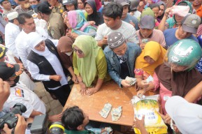 Khofifah : Distribusi Beras ke Konsumen Dipercepat Untuk Segera Stabilkan Harga Sesuai HET