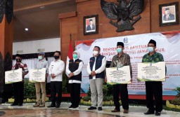 Gubernur Khofifah Serahkan Bansos dan Modal Usaha  di Trenggalek