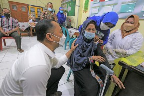 Pemkot Surabaya Gelar Vaksinasi Massal Lansia di Balai RW