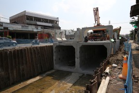 Pemkot Surabaya Bangun 55 Crossing Saluran Air