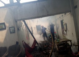 Diduga Korsleting Listrik, Sebuah Rumah di Sidoarjo Ludes Terbakar