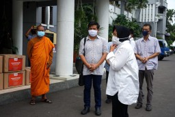 Pemkot Surabaya Salurkan Ribuan APD Donasi Keluarga Buddhayana Indonesia