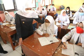 Khofifah Sebut Kapasitas Siswa Didasarkan Cakupan Vaksin Dosis Dua pada GTK