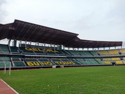 Rumput Stadion Gelora Bung Tomo Belum Tumbuh Merata