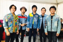 Grup Band d'Masiv Cover Lagu 'Let's Love'