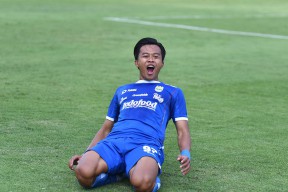 PERSIB Tundukkan Persebaya 2-0, Edo Febriansah Sumbang Gol Penting