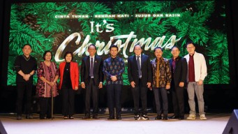 Emil Dardak Hadiri Natal di GSJA Eben Haezer, Bahas Kebersamaan dan Tantangan Jatim