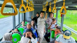 Wagub Emil Dardak Jajal Bus Trans Jatim Koridor V, Nyaman dan Ekonomis!