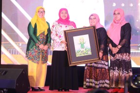 Fatayat NU Jatim Beri Penghargaan Gubernur Khofifah