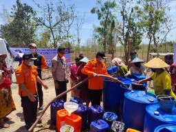 BPBD Jatim Salurkan Bantuan Air Bersih Ke Bangkalan