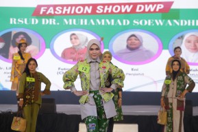 Gelar Fashion Show di HUT Ke-24, DWP Kota Surabaya Libatkan 28 UMKM Jahit Padat Karya