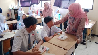 Khofifah Tinjau Langsung Program Makan Bergizi Gratis di Surabaya