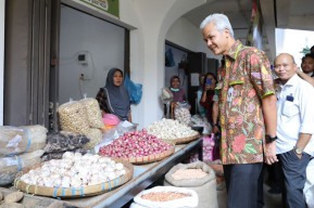 Pantau Operasi Pasar, Ganjar Dapati Harga Bahan Pokok Jelang Lebaran Stabil