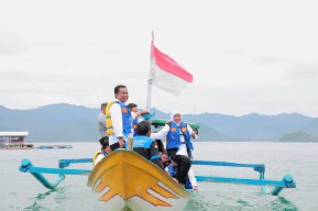Gubernur Khofifah Tinjau Program Pemulihan Ekosistem Laut Pantai Mutiara dan Mangrove Cengkrong