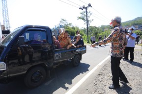 Cek Bantuan Jalan, Ganjar Malah Diserbu Ibu-ibu