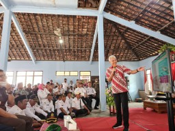 Ganjar Minta Kades Beri Data Warga yang Butuh Penanganan