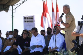Di Blora, Ganjar Pesankan 3 Hal untuk Penerima Sertifikat Tanah, SK Perhutanan Sosial dan TORA