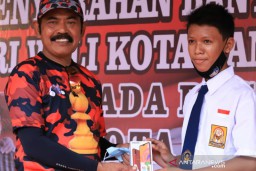 Pemkot Surakarta Bagikan Gawai untuk Siswa