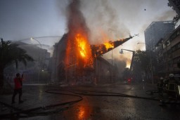Dua Gereja Dibakar Massa saat Unjuk Rasa