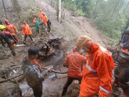 Tragedi di Jalan Raya Sumber Brantas: Longsor Tewaskan Satu Korban, Akses Jalan Lumpuh Total