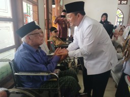 Didominasi Lansia, Bupati Semarang Imbau Calon Jamaah Haji Saling Bantu