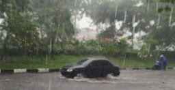 Jalan dan Kampung di Surabaya Banjir Lagi, Warga Kritik Proyek Saluran Air