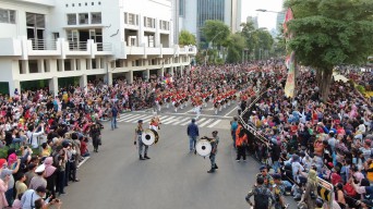 Meriah! Wali Kota Eri Berangkatkan 12 Kereta Kencana dalam Parade Surabaya Vaganza 2023