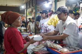 TKD Jawa Timur Prabowo - Gibran Kenalkan Program Makan Siang Gratis di Pasar Tambakrejo