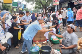 Ribuan Nasi Kotak dan Dukungan UMKM Dibagikan oleh TKD Prabowo-Gibran di Pasar Petemon Surabaya