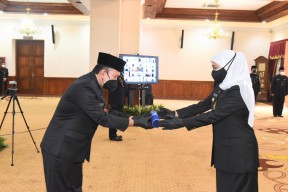 Gubernur Khofifah Mutasi 16 Kepala OPD