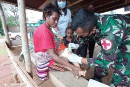 Imunisasi Balita Dilakukan Prajurit TNI di Perbatasan PNG-RI