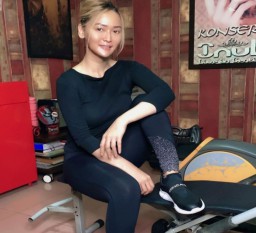 Gerakan Yoga Ekstrim ala Inul