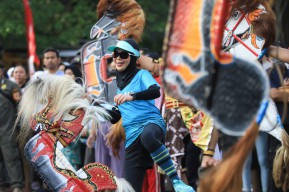 Ikut Flashmob Jaranan, Cara Atikoh Ganjar Rayakan HUT Jateng