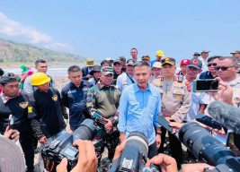 Tinjau Kondisi Sampah di Pantai Cibutun Sukabumi, Bey Machmudin: Penting Pencegahan dari Hulu
