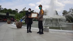 Walikota Surabaya Beri Penghargaaan Ke Kapolrestabes dan Jajaran
