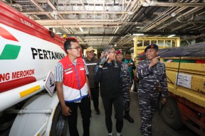 KRI Makassar Angkut BBM dan Logistik Diberangkatkan ke Karimunjawa