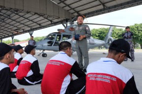 Pelajar Surabaya Dilatih Disiplin hingga Diperkenalkan Helikopter dan Pesawat TNI AL