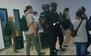 KPK Geledah Kantor Bupati Buru Selatan