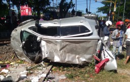 Mobil Berisi Satu Keluarga Tertabrak KA Surabaya-Bangil, Satu Tewas