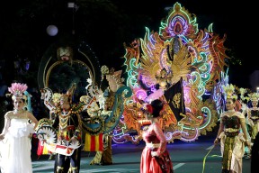 Pertama Kali Digelar Pemkot Surabaya, Gemerlap Light Parade Hiasi HJKS ke-730