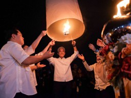 Momen Ganjar Terbangkan Lampion Waisak Bareng Erick Thohir di Borobudur