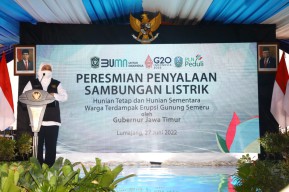 Khofifah Nyalakan Sambungan Listrik Relokasi Huntap APG Semeru